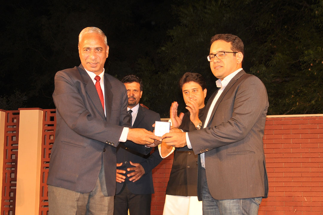 Dr-Bhakuni-receiving-the-King-Constantine-Award